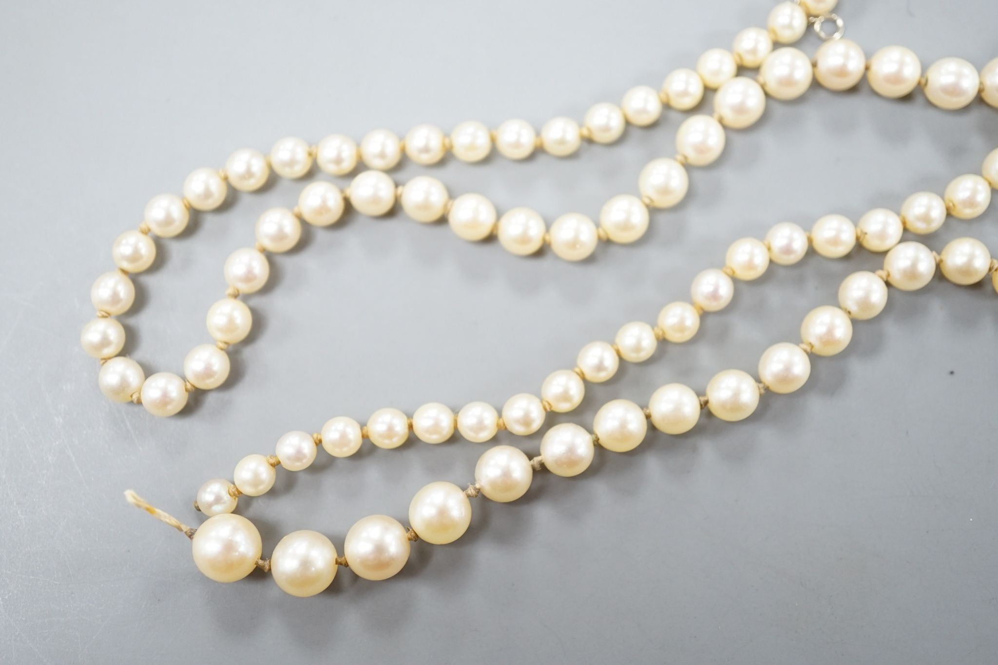 A single strand graduated cultured pearl necklace, 48cm string a.f.